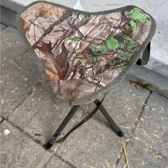 Camouflage Tripod Stool - Picture 2 of 3